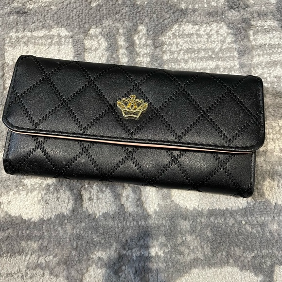 Accessories - Women’s Wallet- like new